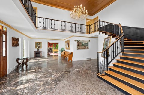 Text overlay, Area and facilities, Location