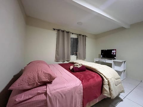 Bed, TV and multimedia, Bedroom