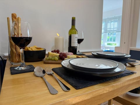 Food and drinks, Dining area, Food, Lunch, Dinner, Drinks, Alcoholic drinks