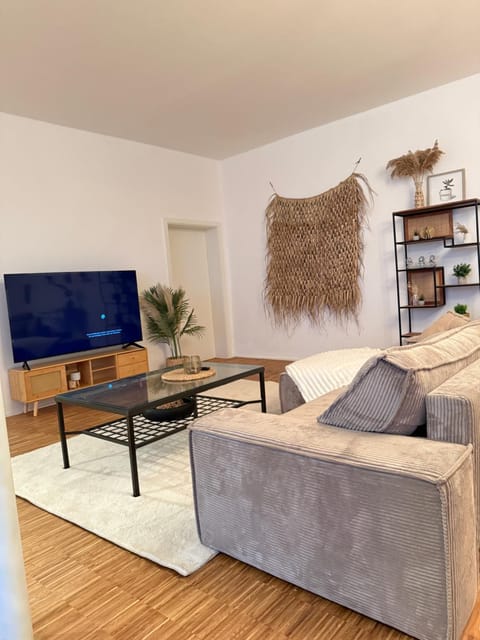 Communal lounge/ TV room, TV and multimedia, Living room, Seating area, Evening entertainment
