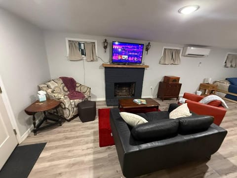 TV and multimedia, Living room, Seating area, Evening entertainment, air conditioner