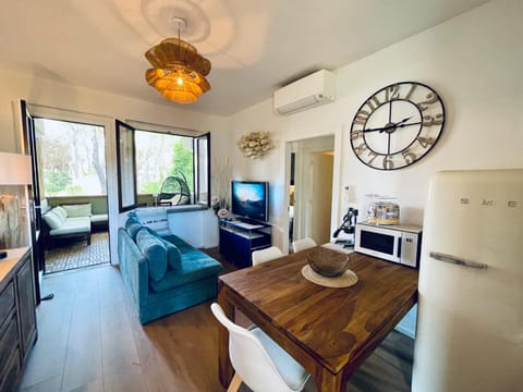 TV and multimedia, Living room, Seating area, Dining area