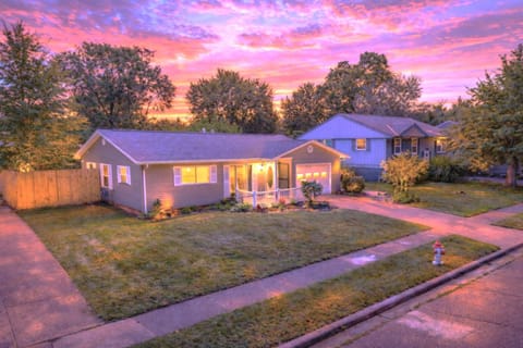 Private Home - Entire House - Ranch - Hot Tub - Pets Welcome - 2 King Beds - Kids Welcome - Fenced Yard - Free Wifi - Quiet Neighborhood House in Gahanna