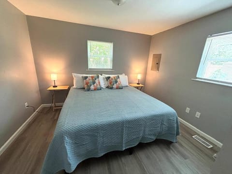 Bed, Photo of the whole room, Bedroom, internet