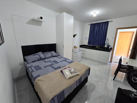 Bed, TV and multimedia, Kitchen or kitchenette, Living room, Photo of the whole room, Seating area, Bedroom, towels