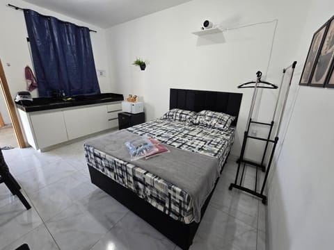 Bed, TV and multimedia, Photo of the whole room, Bedroom, fireplace, towels