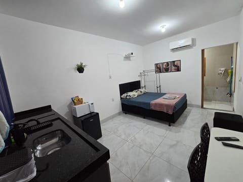 Bed, TV and multimedia, Living room, Photo of the whole room, Seating area, Bedroom, air conditioner