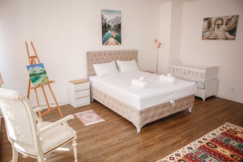 Bed, Photo of the whole room, Seating area, Bedroom, cot, towels