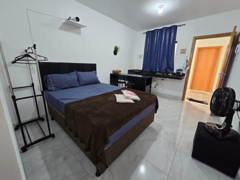 Bed, TV and multimedia, Living room, Photo of the whole room, Seating area, Bedroom, towels