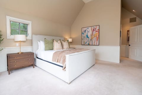 Spacious Designer 3BR Victorian with AC & Hot Tub House in Aspen