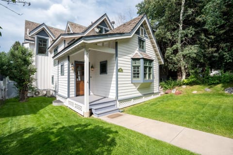 Spacious Designer 3BR Victorian with AC & Hot Tub House in Aspen
