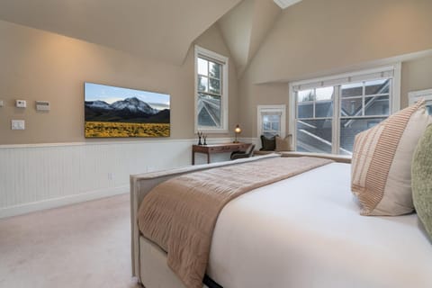 Spacious Designer 3BR Victorian with AC & Hot Tub House in Aspen