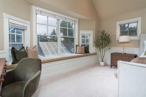 Spacious Designer 3BR Victorian with AC & Hot Tub House in Aspen