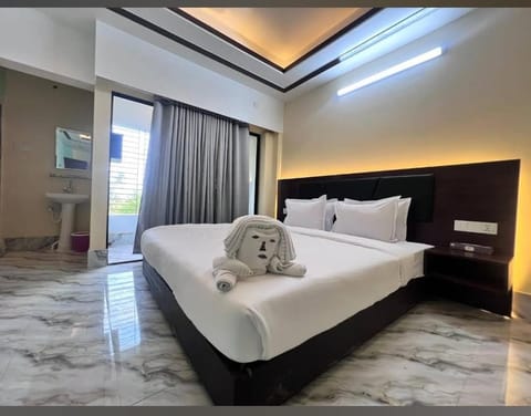 Bed, Photo of the whole room, Bedroom, towels