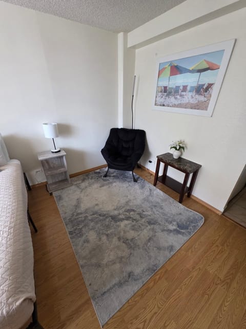 Photo of the whole room, Seating area