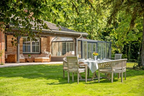 Property building, Day, Garden, Balcony/Terrace, Seating area, Dining area, Garden view
