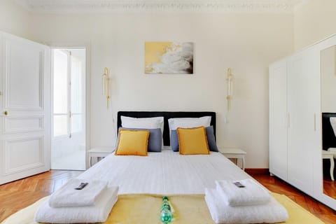 Bed, Bedroom, towels