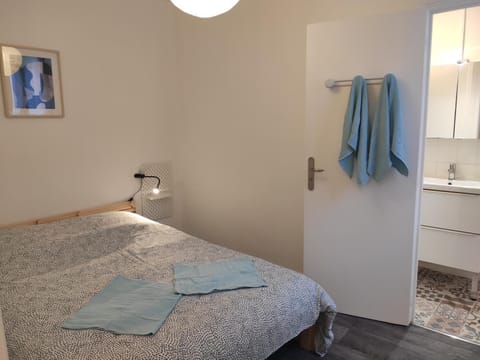 Bed, Bathroom, Photo of the whole room, Bedroom, towels