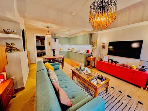 TV and multimedia, Kitchen or kitchenette, Living room, Seating area, Evening entertainment