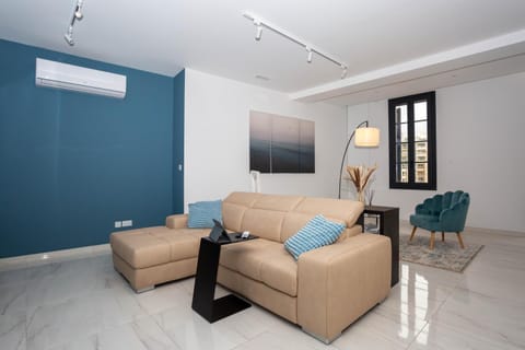 TV and multimedia, Living room, Seating area, air conditioner