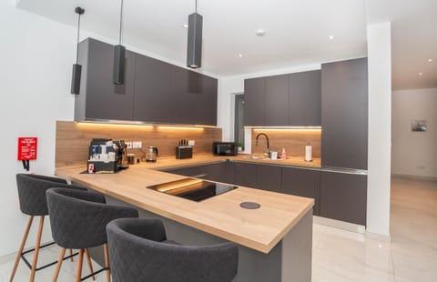 Coffee/tea facilities, Kitchen or kitchenette, Dining area, stove, toaster