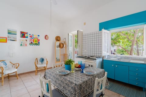 Kitchen or kitchenette, Dining area, stove