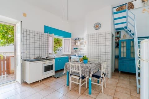 Kitchen or kitchenette, Dining area, oven, stove