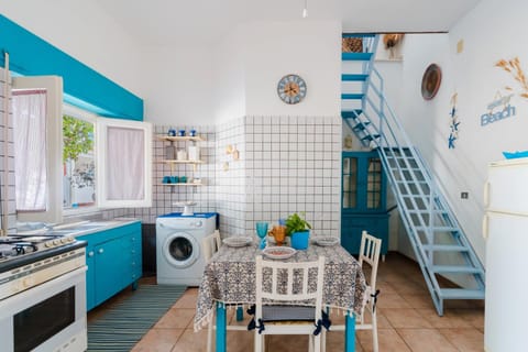 Kitchen or kitchenette, Dining area, oven, stove, washing machine