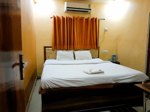 Bed, Photo of the whole room, Bedroom, towels, air conditioner