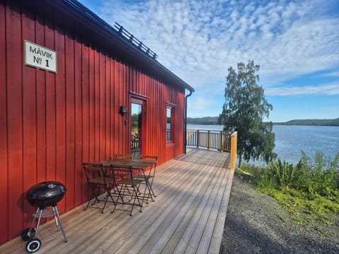 Property building, Patio, Natural landscape, Balcony/Terrace, Dining area, Sea view