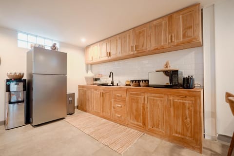 Coffee/tea facilities, Kitchen or kitchenette, oven, stove, toaster