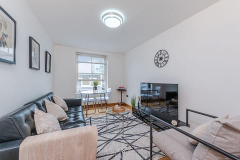 TV and multimedia, Living room, Seating area, Evening entertainment