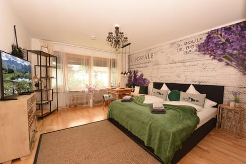 Bed, TV and multimedia, Photo of the whole room, Bedroom