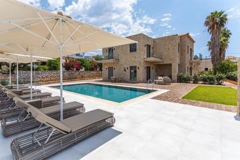Property building, Patio, Day, Garden, Garden view, Pool view, Swimming pool, sunbed