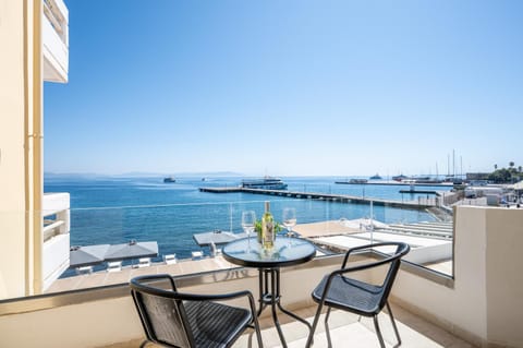 Patio, Day, Natural landscape, View (from property/room), Balcony/Terrace, Living room, Seating area, Beach, Sea view