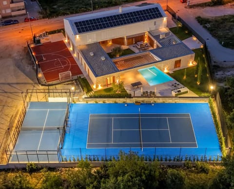 BBQ facilities, Children play ground, Garden, Table tennis, View (from property/room), Seating area, Dining area, Mountain view, Swimming pool, air conditioner