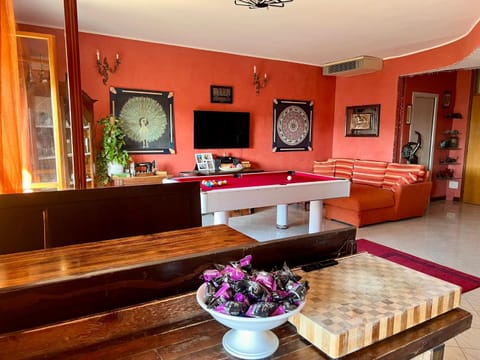 Communal lounge/ TV room, TV and multimedia, Seating area, Dining area, Evening entertainment