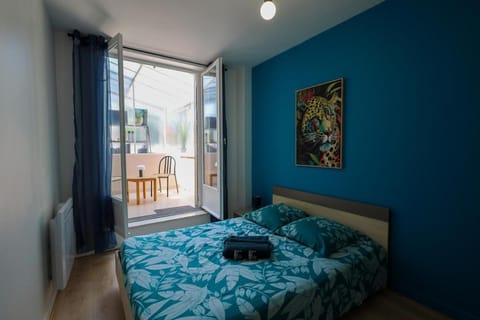 Bed, Bedroom, towels