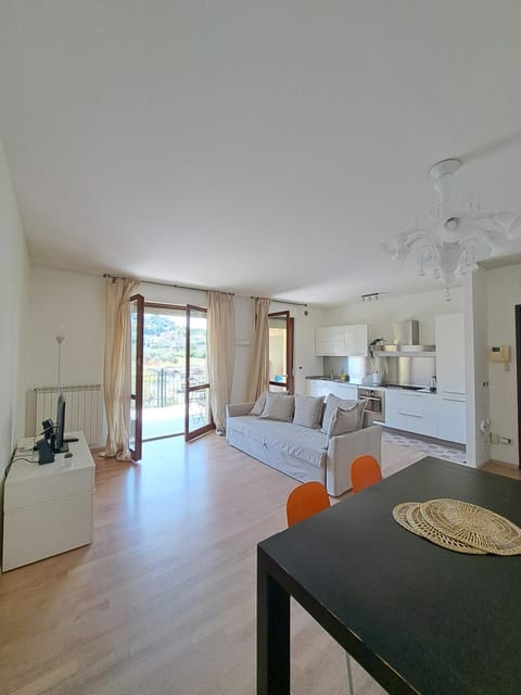 TV and multimedia, Kitchen or kitchenette, Living room, Photo of the whole room, Dining area