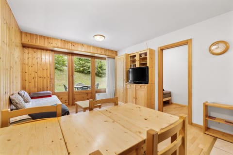 Communal lounge/ TV room, TV and multimedia, Living room, Seating area, Dining area