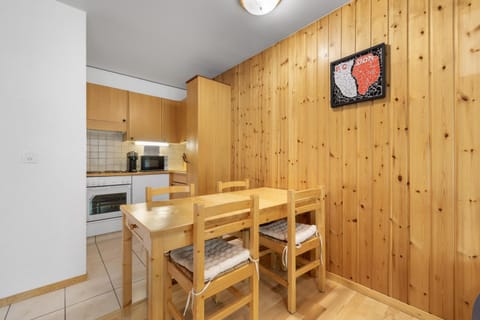 Kitchen or kitchenette, Dining area, oven, stove