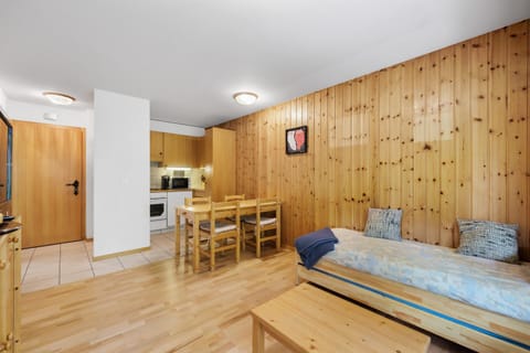 Kitchen or kitchenette, Living room, Seating area, Dining area, stove