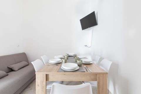 TV and multimedia, Living room, Seating area, Dining area