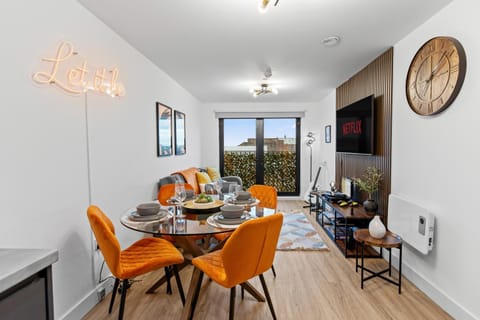 Communal lounge/ TV room, TV and multimedia, Living room, Seating area, Dining area, Evening entertainment
