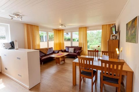 Kitchen or kitchenette, Living room, Seating area, Dining area