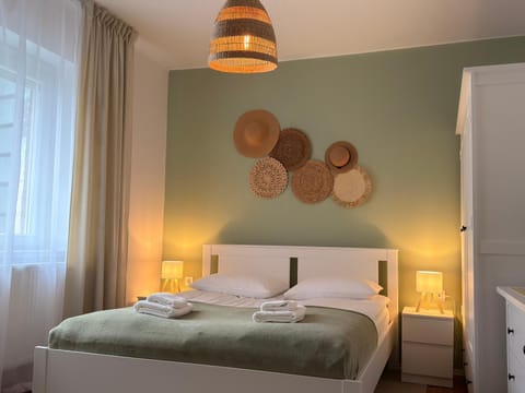 Property building, Bed, Photo of the whole room, Bedroom, towels