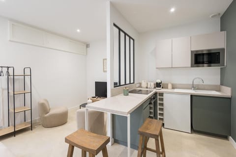 Communal lounge/ TV room, Kitchen or kitchenette, Living room, Lounge or bar, Seating area, stove, stove