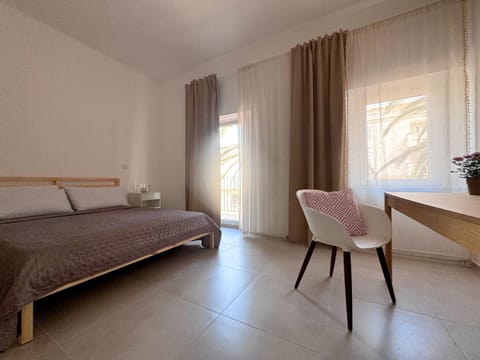 Bed, Photo of the whole room, Seating area, Bedroom