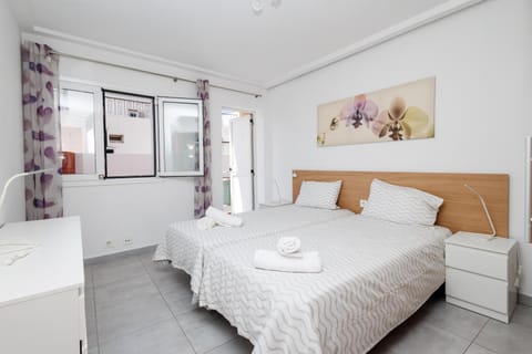 Bed, Balcony/Terrace, Photo of the whole room, Bedroom, towels