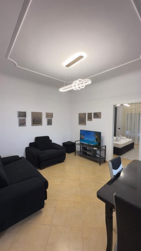 TV and multimedia, Living room, Seating area, Evening entertainment